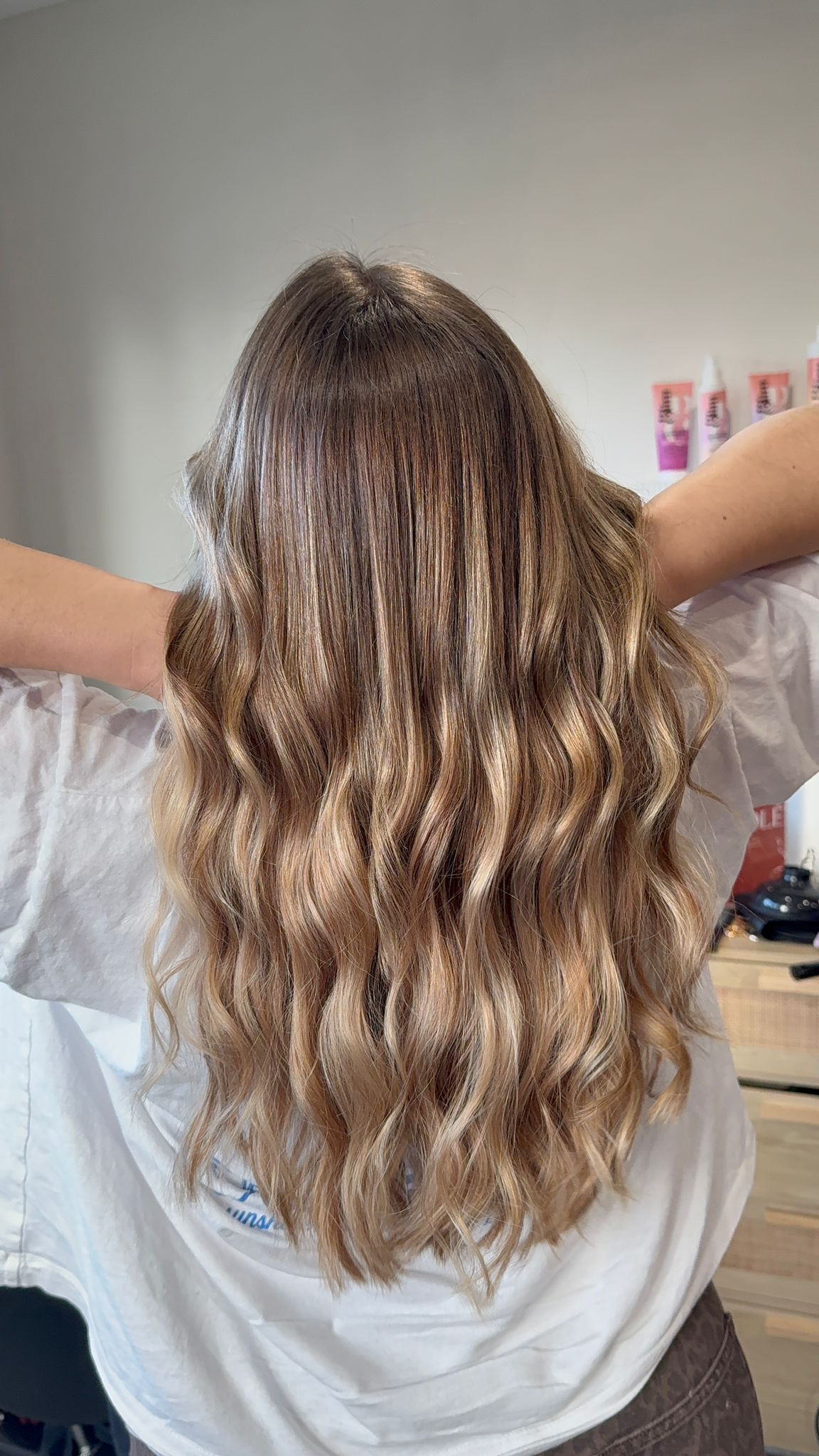 Balayage beige doré, longueurs wavy "sun-kissed" - EL SOLÉ
